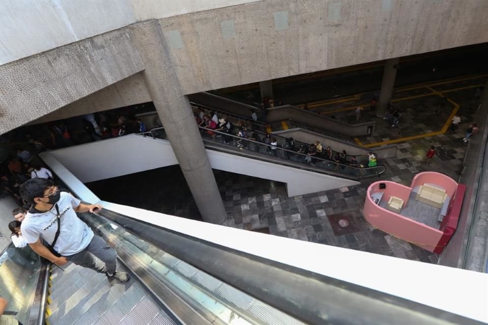 Área de lactancia materna en Estación Juárez del Tren Ligero ubicada en la bajada de la L2 en el paso de las escaleras eléctricas.