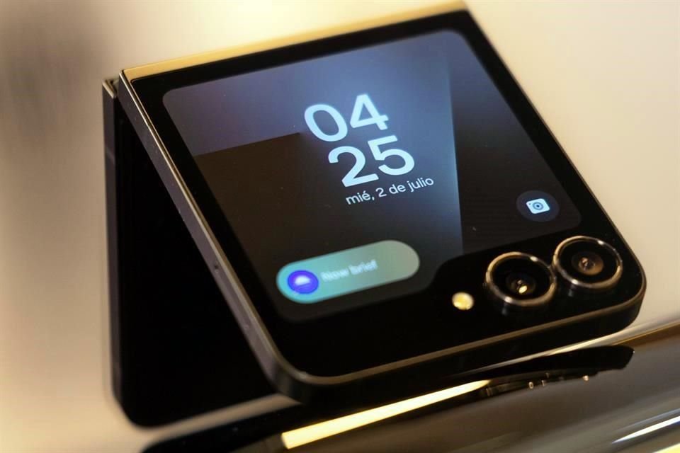 Samsung presentó modelos plegables de variados estilos. El diseño tipo concha es el Galaxy Z Flip7.