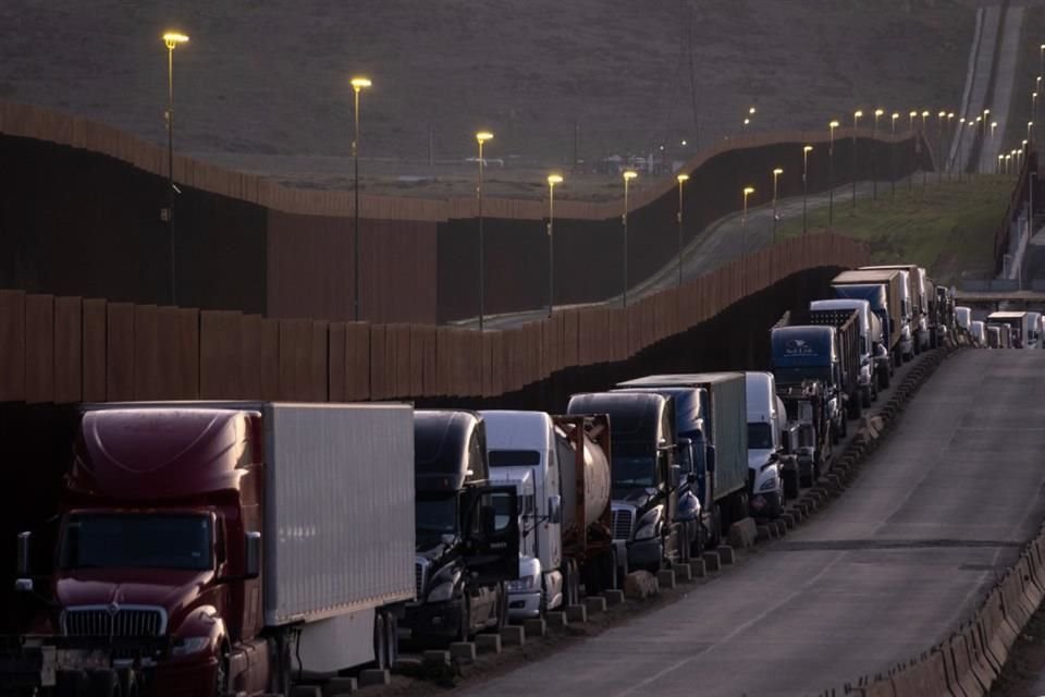 Marco Rubio anunció que EU suspende la emisión de visas de trabajo para camioneros comerciales y los acusa de poner en peligro vidas.