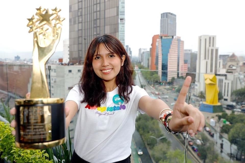 Pese a la falta de estrategia tecnológica, estudiantes como Ángela Olazarán han destacado. En 2024 fue elegida como la mejor estudiante del mundo.