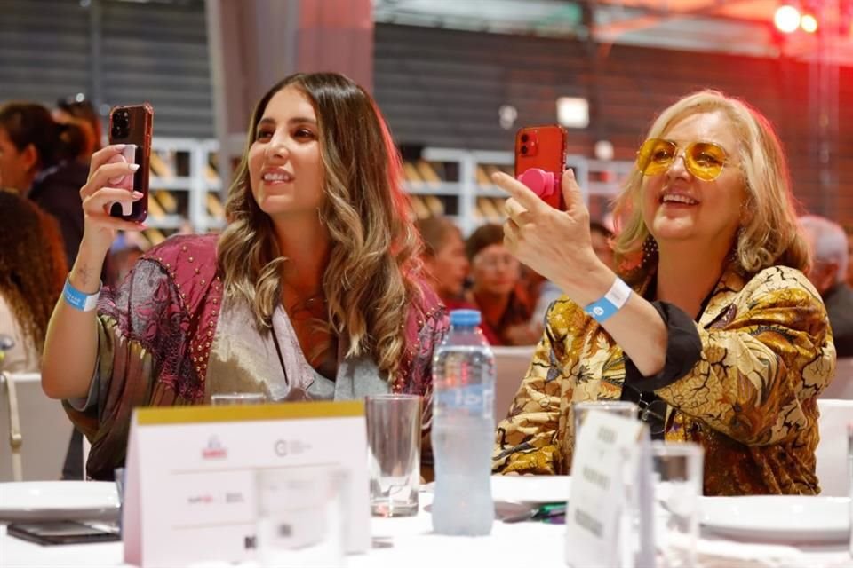 La actriz Gloria Mayo y su hija, Gloria Aura, participaron en el evento 'Festejando a los Grandes' donde apapacharon a 800 personas mayores.