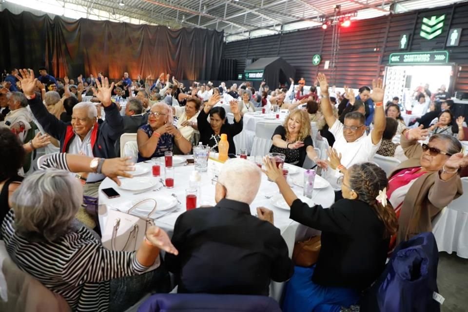 Para divertirlos se les ofreció un show especial de Los Ex de la Sonora, un acto de payasos y una comida.