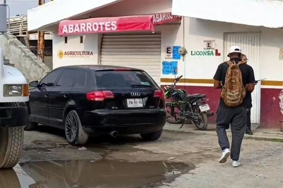 La pareja del agresor y la madre del herido trasladaron a este último, en un Audi color negro, a la Cruz Roja Toluquilla, donde instantes después, perdió la vida.