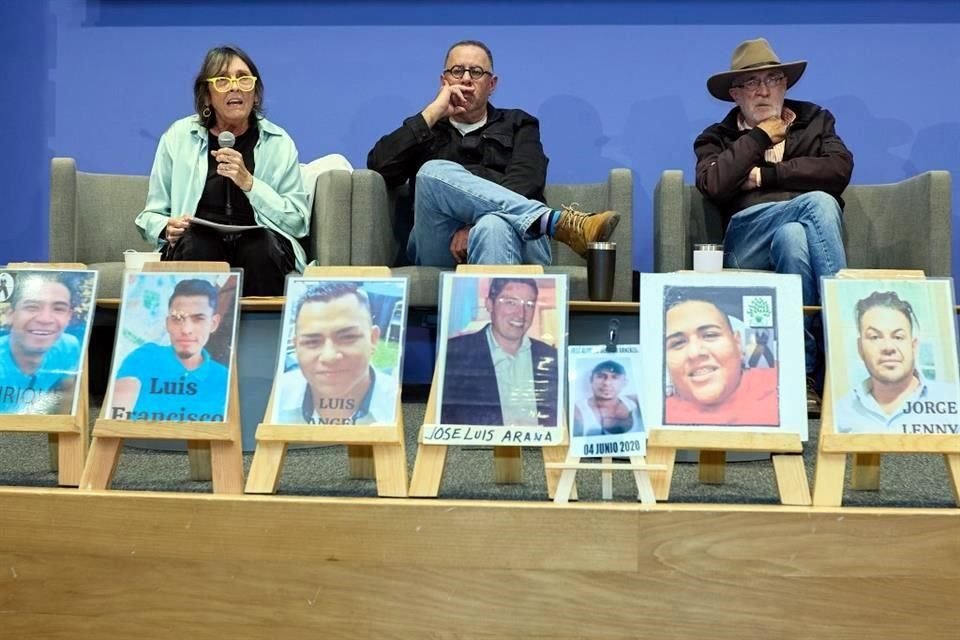 Rossana Reguillo (izq.) presentó el libro escrito por Jacobo Dayán (centro) y Javier Sicilia (der.).