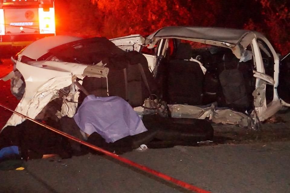 El conductor de un auto provocó un accidente mortal en el que fallecieron su copiloto y un peatón, en el Nuevo Periférico, en El Salto.