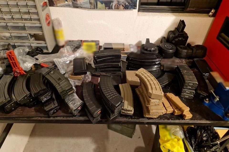 Las fuerzas federales aseguraron 4 armas largas, 27 armas cortas, 4 granadas, cartuchos útiles, cargadores, vehículos e inmuebles.