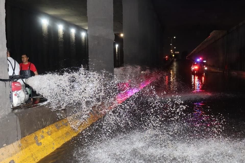 En algunos pasos a desnivel, el agua llegó a los 40 cm; en vialidades, alcanzó los 80 cms.