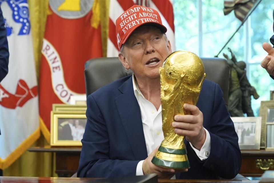 El Presidente de Estados Unidos, Donald Trump, con la Copa del Mundo.