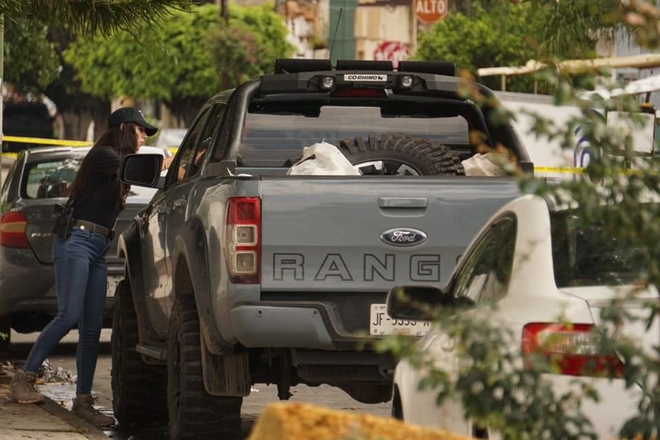 Los cadáveres de dos hombres y una mujer fueron localizados en una camioneta abandonada en la Colonia San Andrés, Guadalajara.