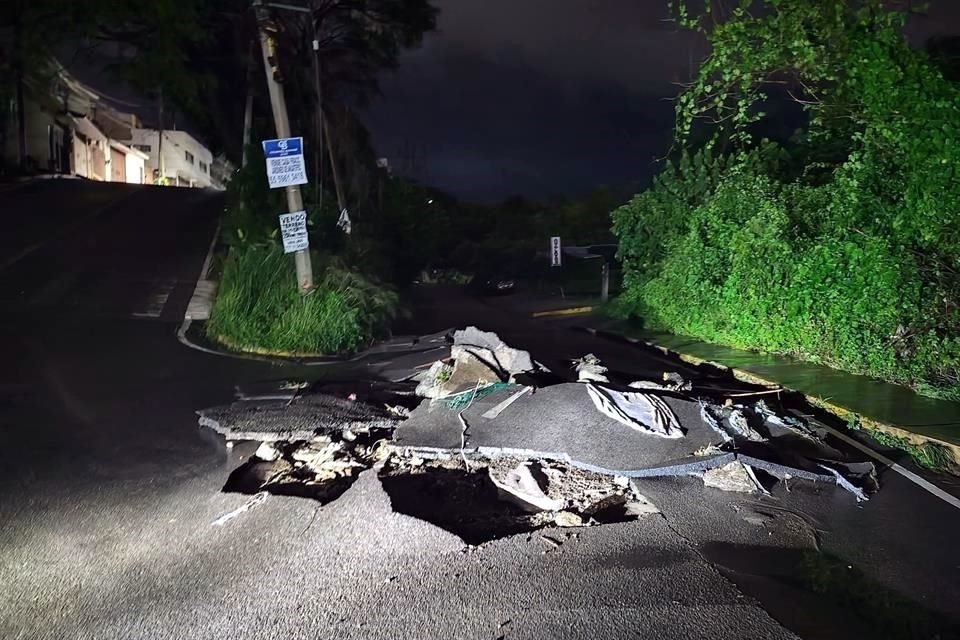 Inundaciones reblandecieron caminos y colapsaron bardas en Cuernavaca, Morelos.
