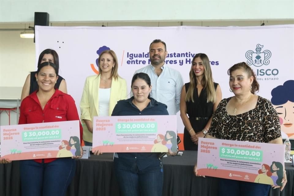 Entrega de apoyos económicos a mujeres de Tlajomulco, por parte de la SISEHM.