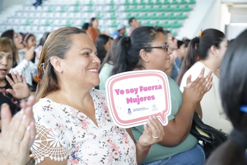 Entrega de apoyos económicos a mujeres de Tlajomulco, por parte de la SISEHM.