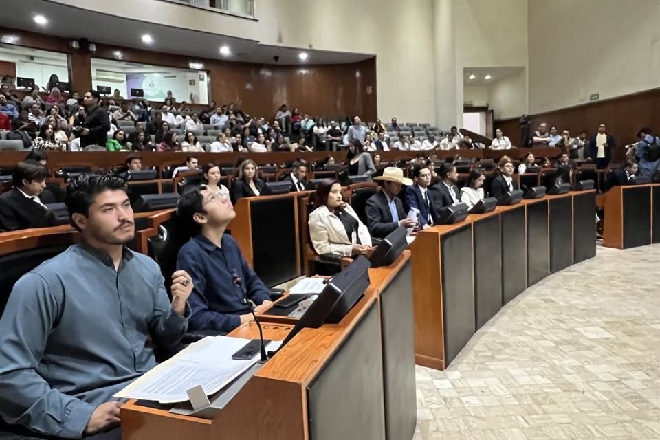 Como parte del Parlamento Juvenil realizado este viernes en el Congreso de Jalisco, 39 jóvenes asumieron el rol de diputado por un día.