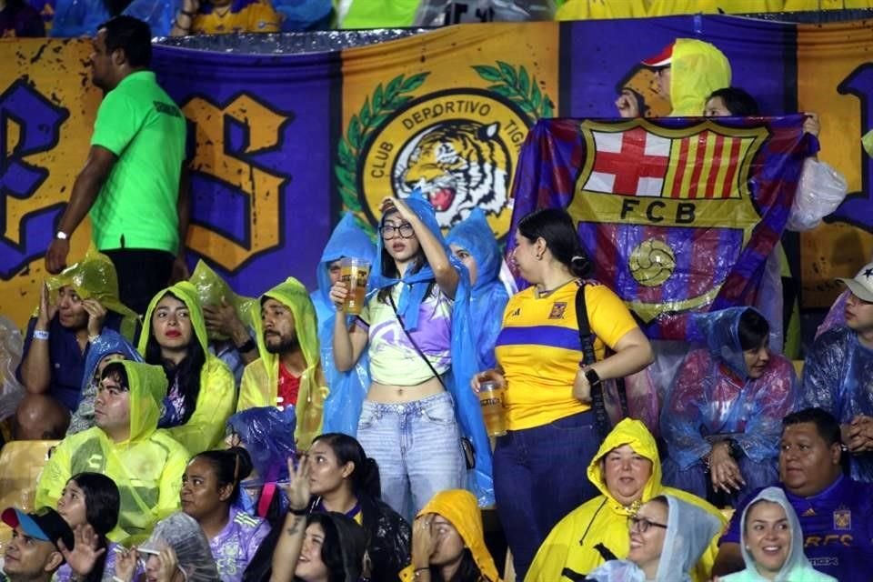 La afición aguantó por ratos el aguacero.