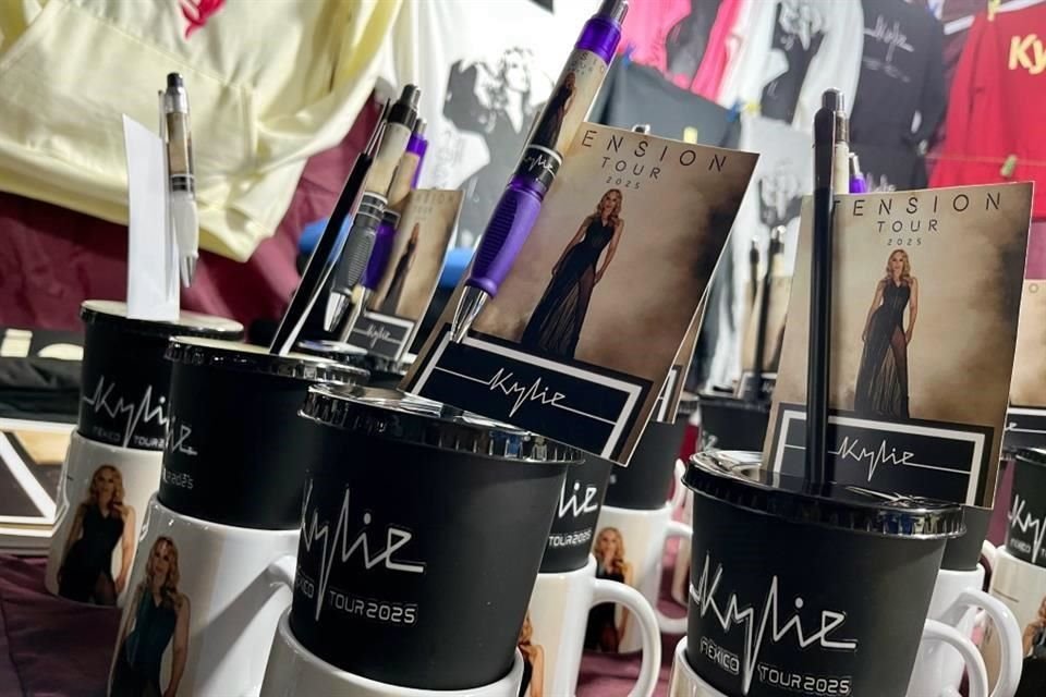 Los souvenirs alrededor del Palacio de los Deportes incluyeron encendedores, tarjetas, plumas, tazas, y diversos artículos de ropa.