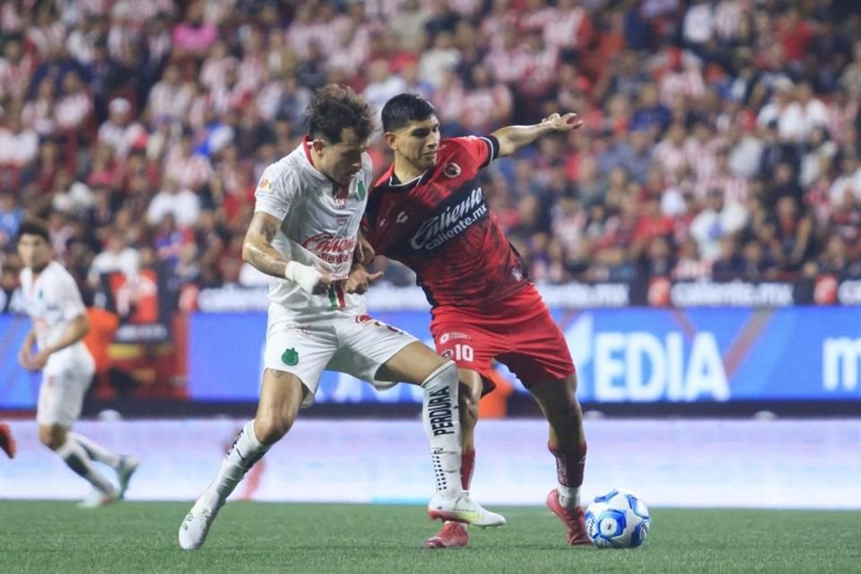Parecía que se les venía la noche, pero Chivas se levantó de un 3-0 para emparejar el marcador y rescatar un punto en Tijuana.