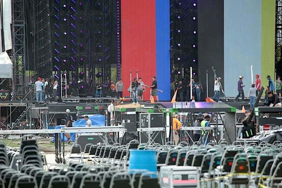 Alrededor de 15 mil sillas se colocaron ayer a la par del montaje del escenario.
