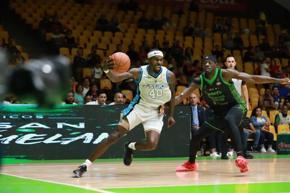 Los Astros de Jalisco vencieron a domicilio a Santos del Potosí 94-71 en el Auditorio Miguel Barragán.