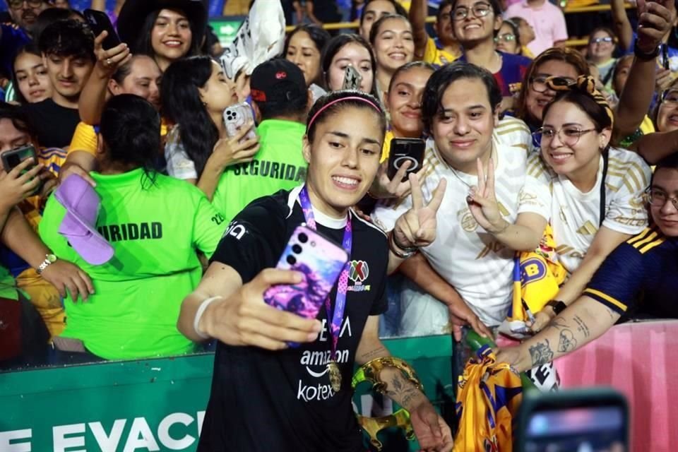 Lizbeth Ovalle se tomó fotos del recuerdo con la afici'ón regia.