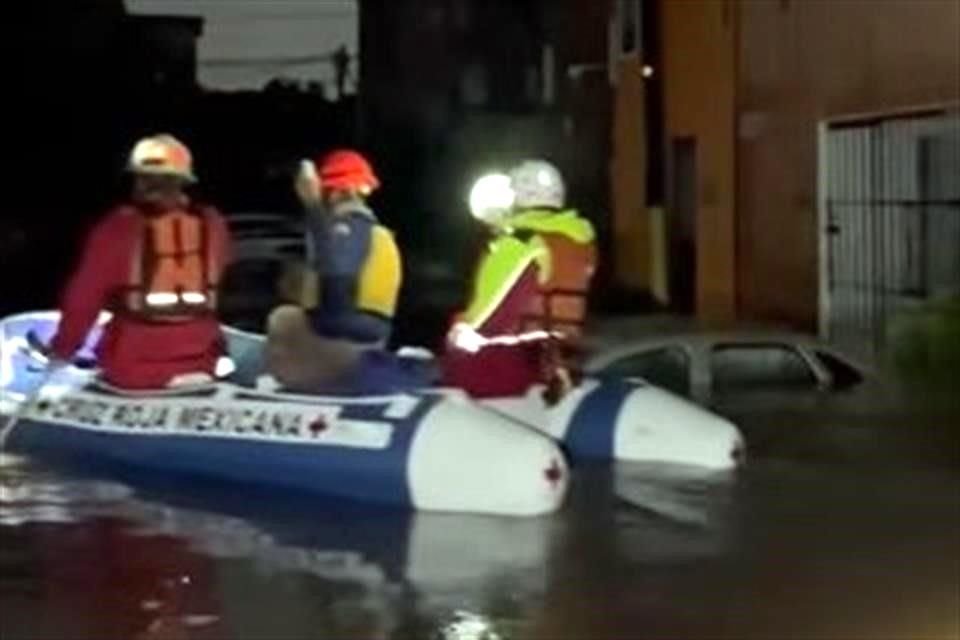 Entre la noche del viernes y esta madrugada, Morelos experimentó intensas lluvias que provocaron graves inundaciones y dejaron 240 viviendas con daños y obligó a rescatar a 28 personas atrapadas.