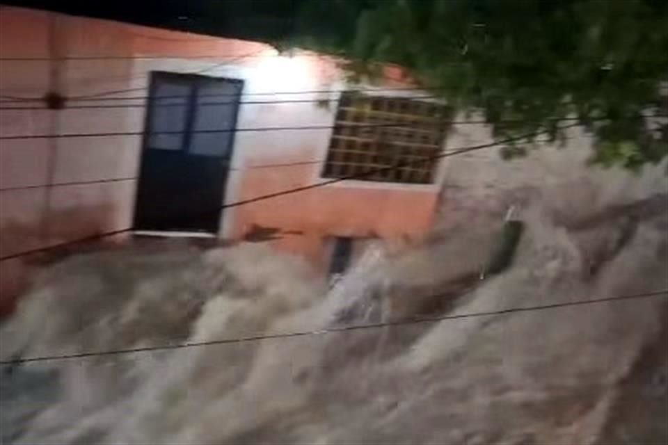 Entre la noche del viernes y esta madrugada, Morelos experimentó intensas lluvias que provocaron graves inundaciones y dejaron 240 viviendas con daños y obligó a rescatar a 28 personas atrapadas.