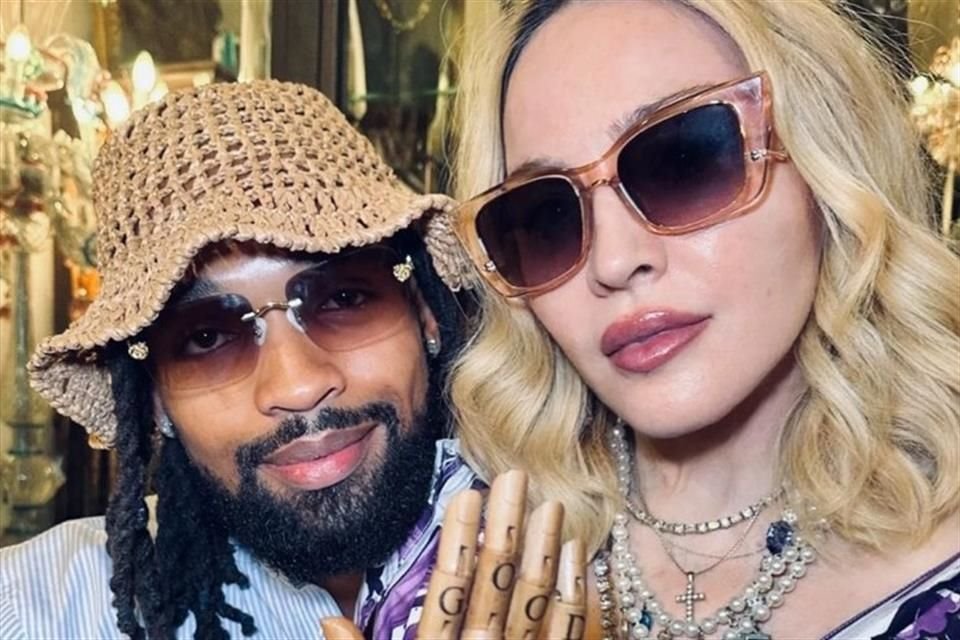 Madonna y Morris hicieron público su romance a principios del año pasado y fue la celebración de su cumpleaños 66 dónde la pareja también fue vista recorriendo las calles de la ciudad romana Pompeya para celebrar su cumpleaños