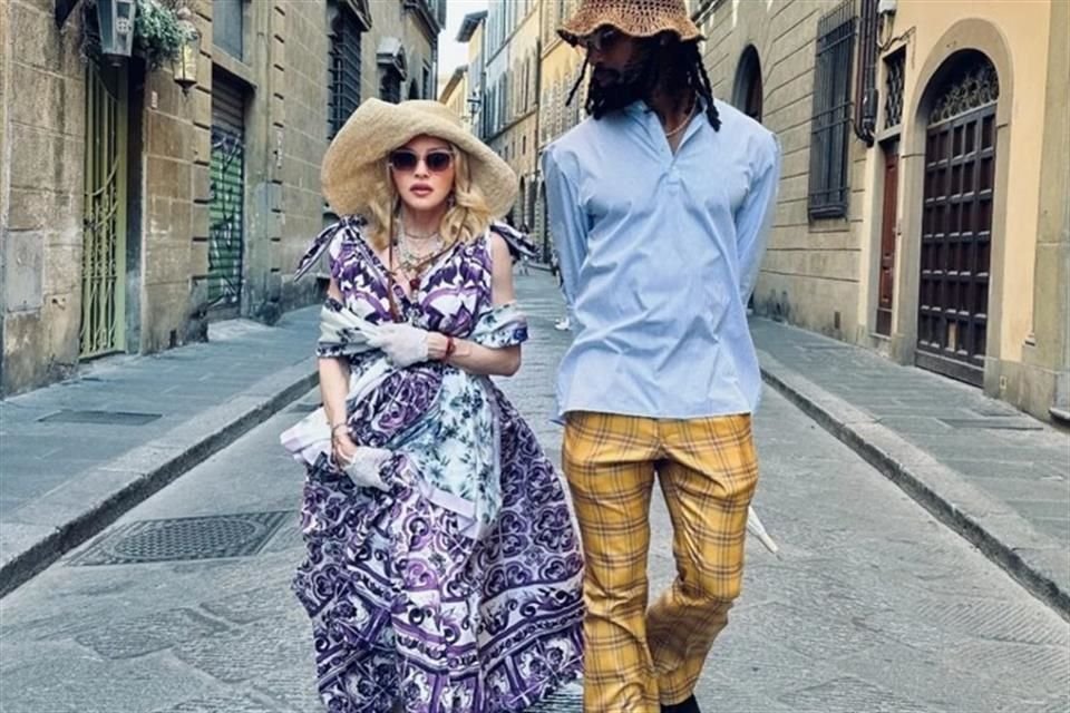 Para su cumpleaños número 67, la 'Chica Material' optó por recorrer sola con su pareja, algunos lugares de La Toscana, saludando a la multitud de personas que los abordaron en las calle.