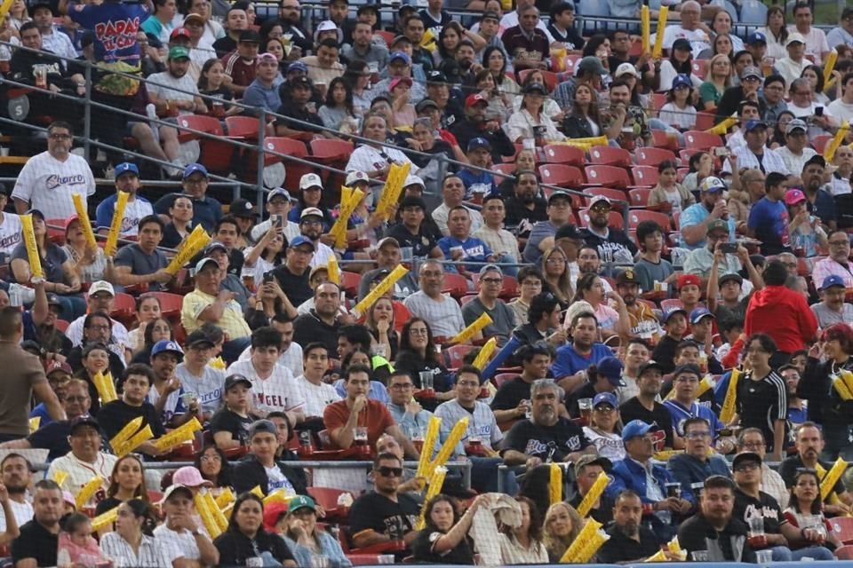 La afición de Charros se dejó escuchar en todo el Estadio Panamericano, donde se desarrolló el juego.