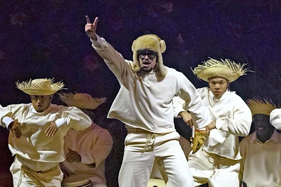 Bad Bunny pone la fiesta en su natal Puerto Rico con residencia musical 'No Me Quiero Ir de Aquí'.