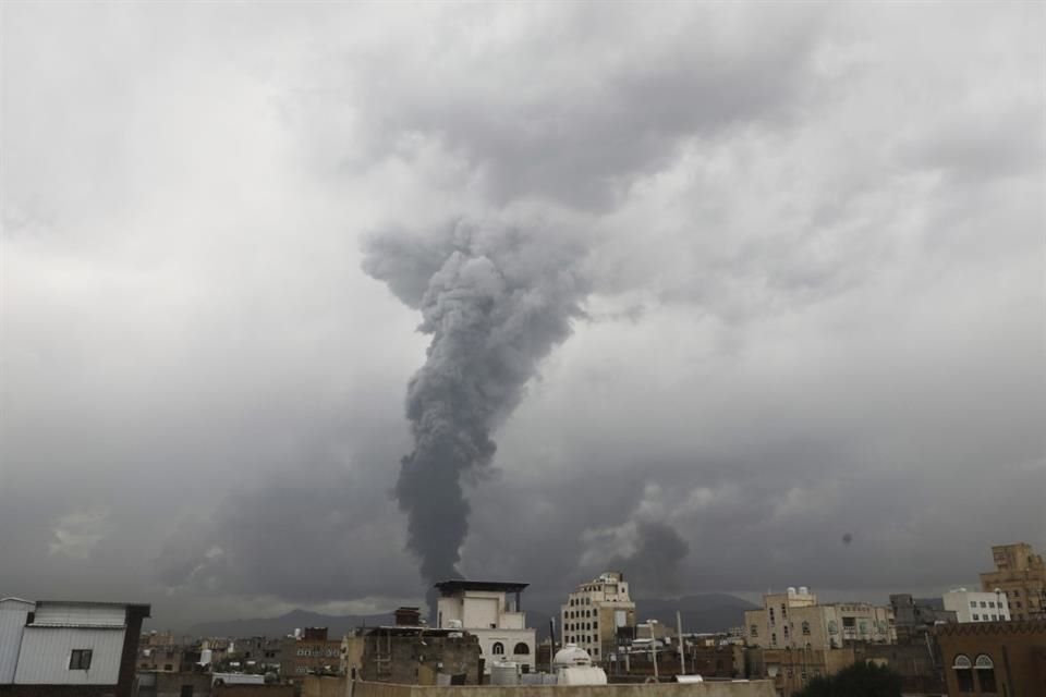 Nuvens de fumaça sobem após ataques aéreos israelenses em várias áreas de Sanaa, Iêmen, em 24 de agosto de 2025.