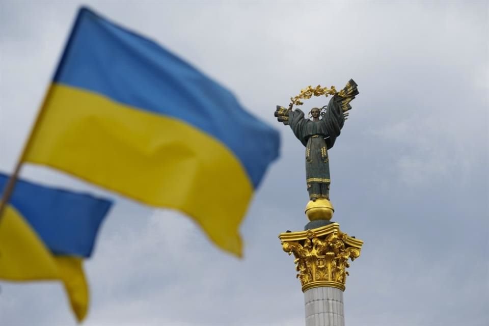 Monumento da Independência enquanto bandeiras ucranianas tremulam em Kyiv, Ucrânia, 23 de agosto de 2025.