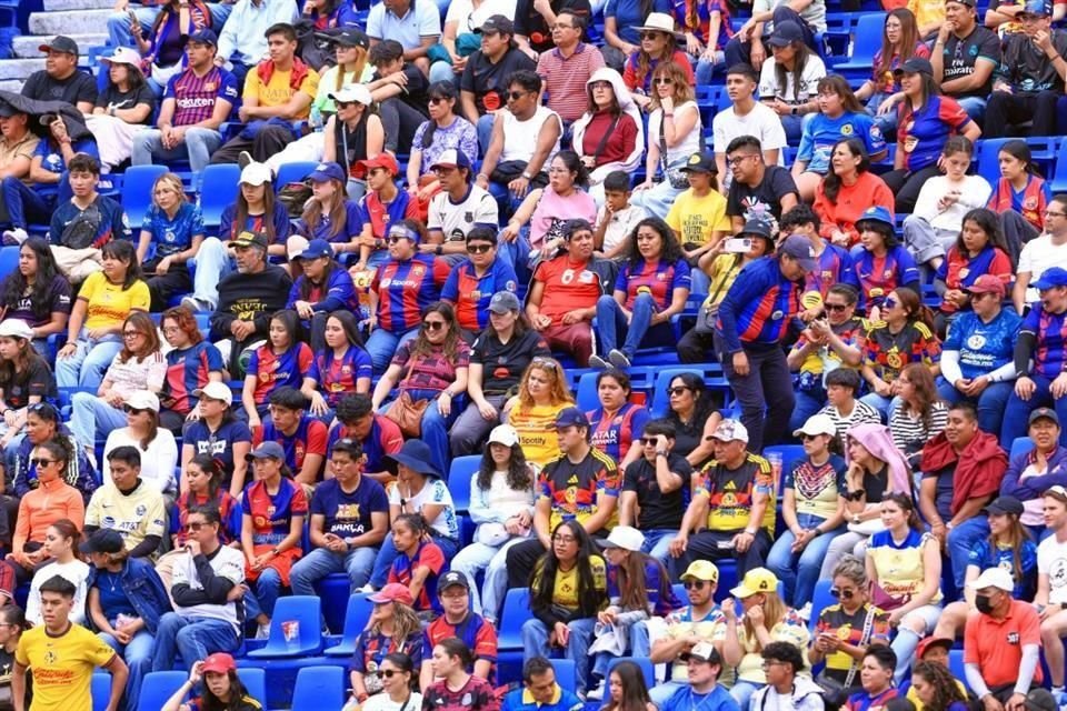 La afición respondió en la grada, aunque en su mayoría portando los colores blaugranas.