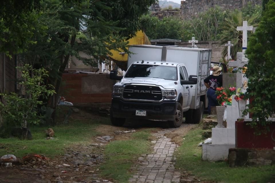 Otro cadáver fue rescatado este domingo de una fosa clandestina descubierta en el panteón de San Sebastianito; suman 15 cuerpos en la zona.