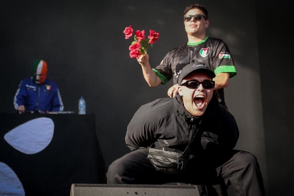 El polémico grupo de rap Kneecap criticó la situación bélica en Gaza durante un concierto este domingo en París, bajo vigilancia extrema.