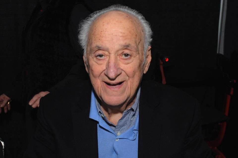 Antes de que Adler se pusiera frente a una cámara de cine o televisión, tuvo 53 producciones de Broadway a su nombre, todas como director de escena, productor o director.
