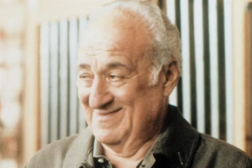 Adler escribió su autobiografía 'Too Funny for Words: Backstage Tales from Broadway, Television and the Movies' el año pasado.