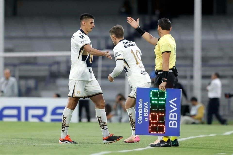 Aaron Ramsey ingresó al minuto 62 en lugar de Guillermo Martínez, quien fue abucheado nuevamente en Ciudad Universitaria.