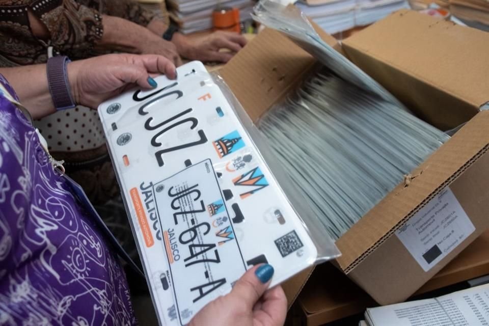 A partir de enero del próximo año, los propietarios de autos que no hagan la renovación de placas, no podrán circular.