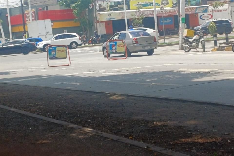 La invasión del espacio de la Vía RecreActiva por vehículos motorizados es algo común sobre la Avenida Tepeyac, en Zapopan.