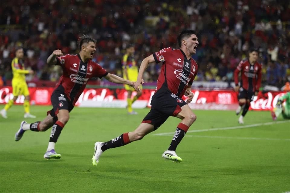 Gustavo del Petre marcó unb golazo cerca del final del primer tiempo.