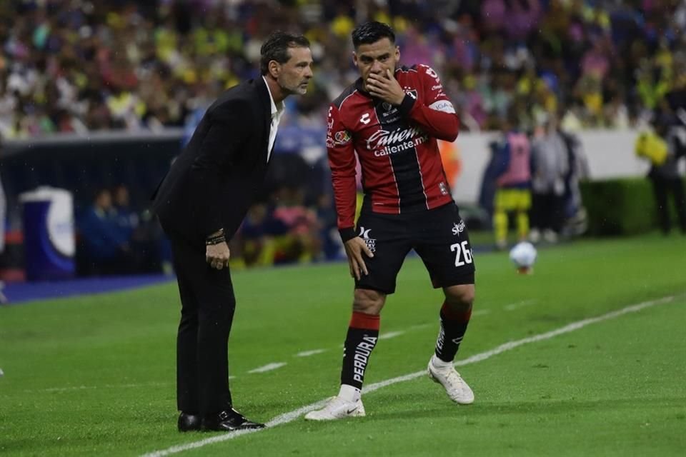Triste debut de Diego Cocca en el Jalisco; y Aldo Rocha salió expulsado.