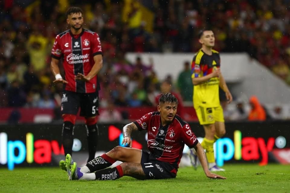 En partido de remontadas, que terminó empatado a un gol en el primer tiempo, Atlas cayó en casa 4-2 frente al América; Rocha fue expulsado.