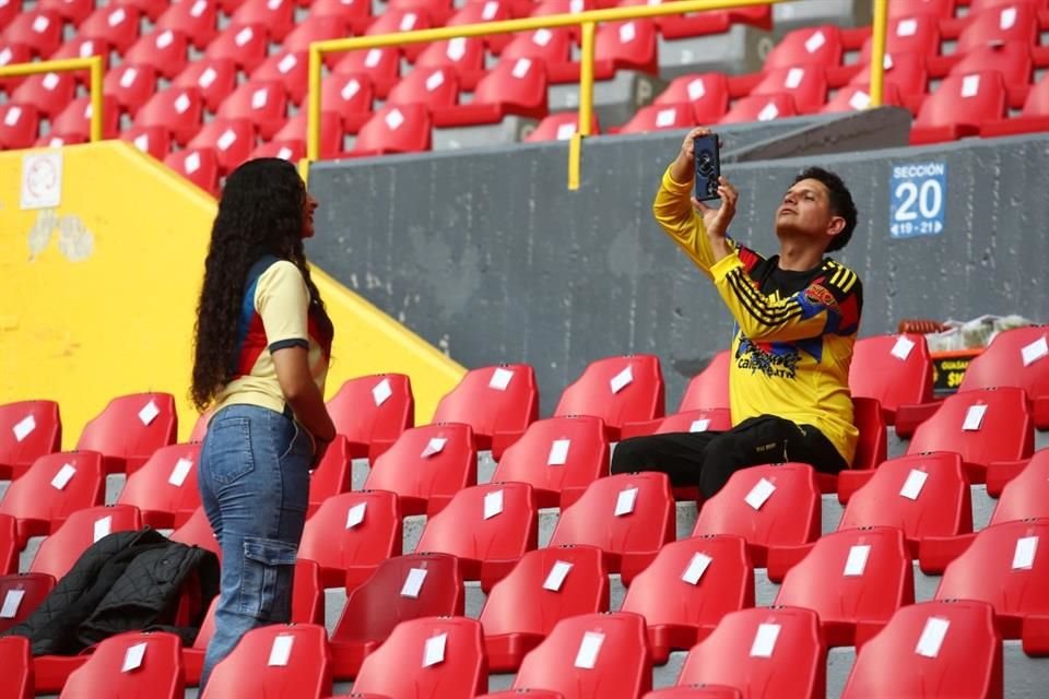 La lluvia no opacó el ánimo de los aficionados. Muchos de ellos llegaron desde temprano.