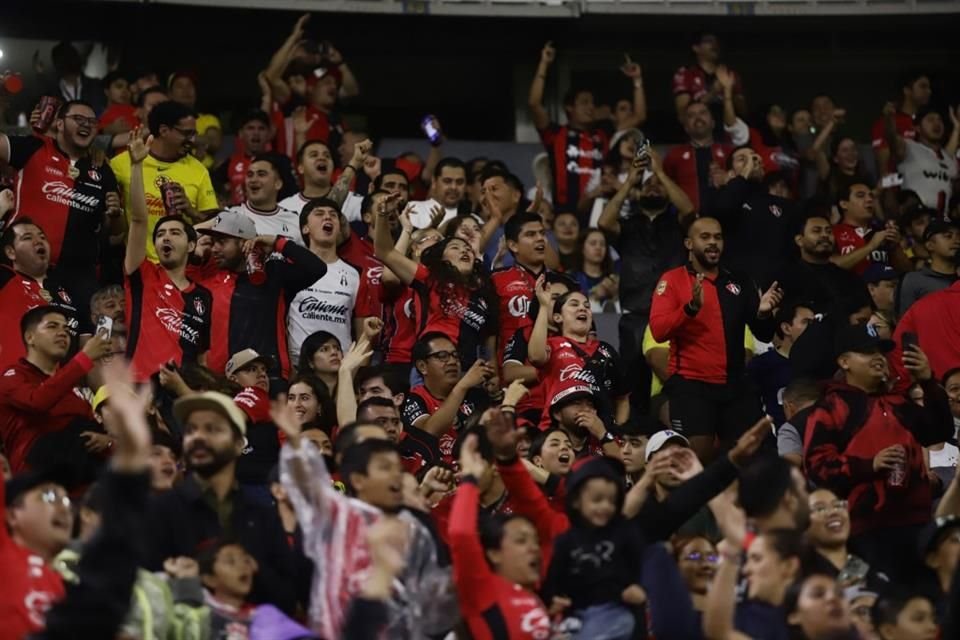 Como de costumbre, 'La Fiel' alentó, pero salió con un sabor amargo del estadio.