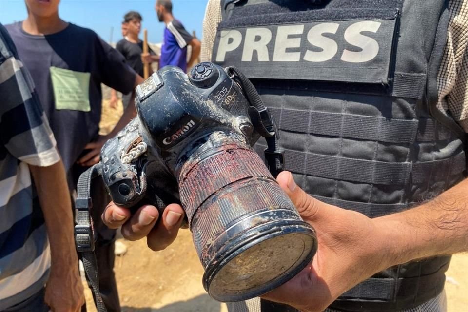 Un reportero sostiene la cámara ensangrentada de Mariam Dagga, periodista asesinada en ataque israelí a hospital en Gaza.
