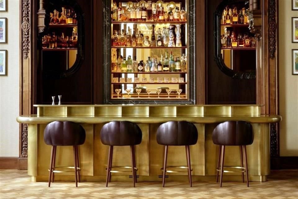 En el bar, un nuevo mostrador de latón crea un ambiente íntimo que mejora el espacio de trabajo.