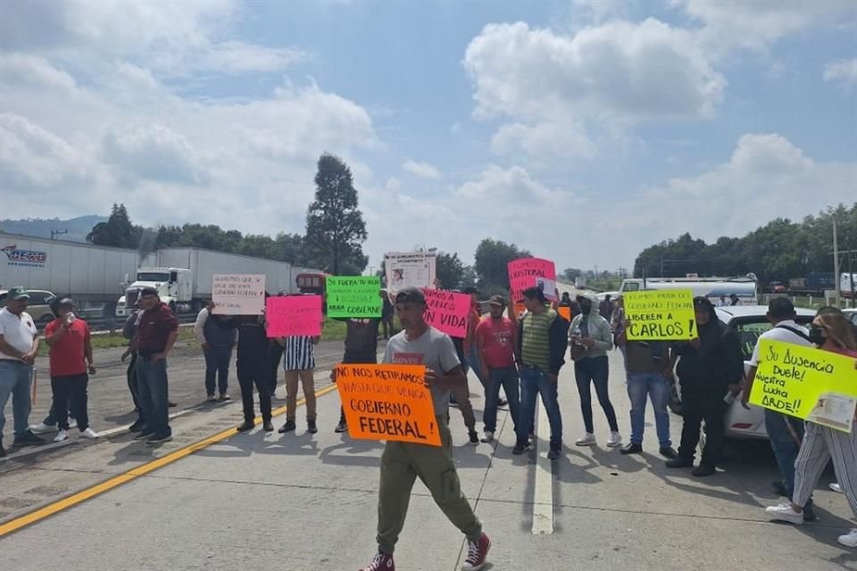 Los manifestantes bloquean la Autopista México-Querétaro, a la altura del kilómetro 93, por la desaparición de dos taxistas.
