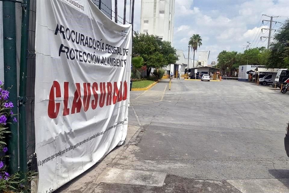 En los portones permanecen las mantas de clausura, pero los sellos ya fueron retirados y en el interior hay movimiento de personal.