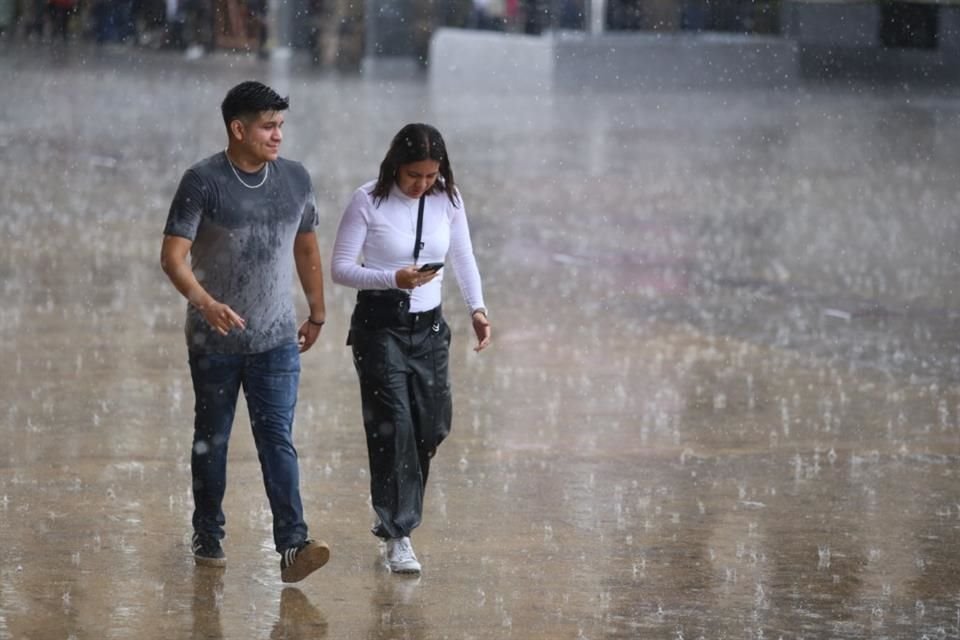 Fuerte lluvia en el Centro de Guadalajara.