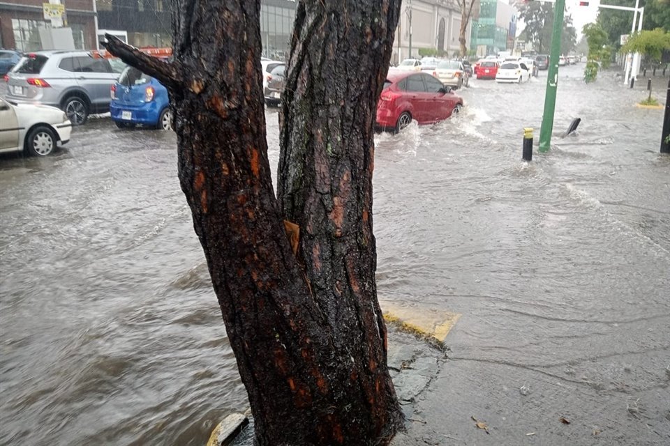 Severa inundación en Avenida Mariano Otero, entre López Mateos y Pléyades.